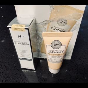 IT Cosmetics Confidence in a Cleanser. NEW